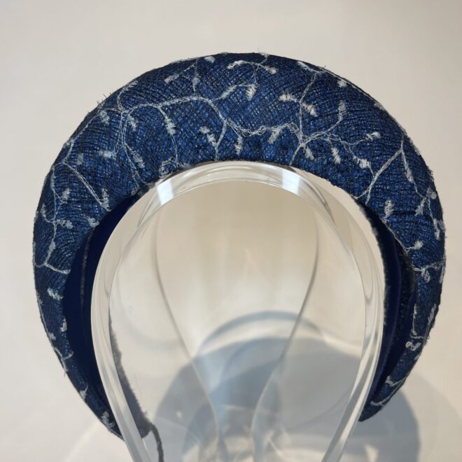 Handgemaakte diadeem “Linda”, kobaltblauwe sinamay met wit borduurwerk