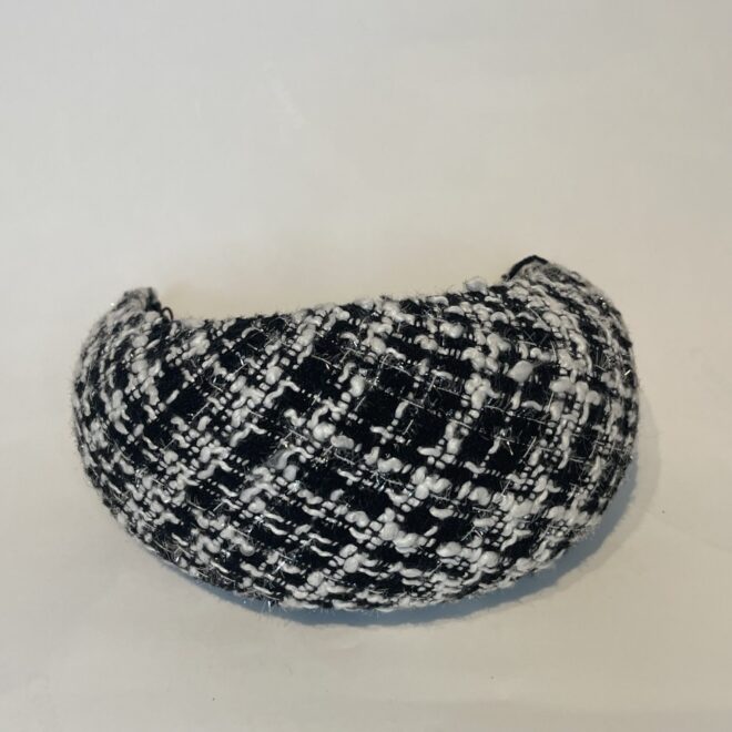 Handgemaakte diadeem “Penha”, zwart en wit wol met zilveren lurex